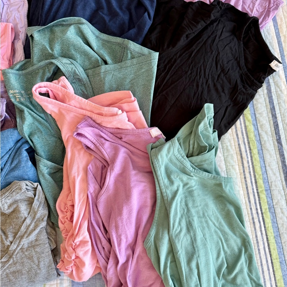 Maternity Clothing Bundle (S–M) – Leggings, Tops, Activewear, Bathrobe & More - Picture 8 of 8